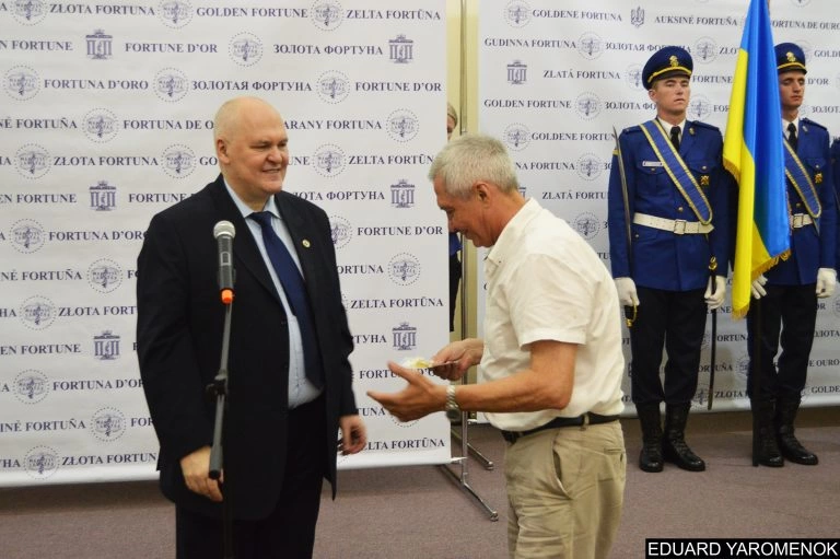 Визнаючи дослідницький внесок